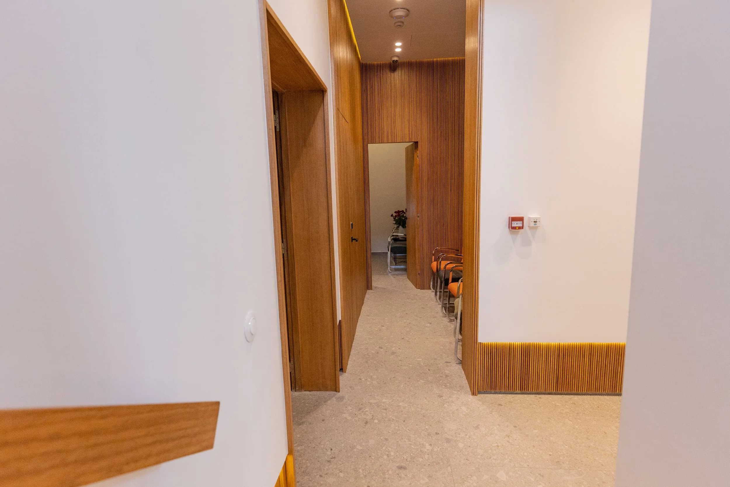 Couloir intérieur du Casablanca Eye Center avec habillage en bois