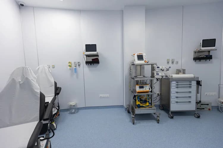 Salle de préparation avec lits et équipements médicaux