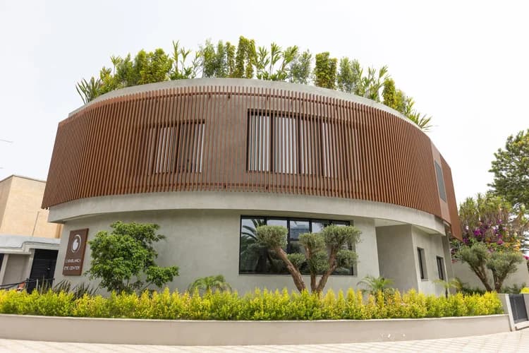 Bâtiment moderne du Casablanca Eye Center avec végétation