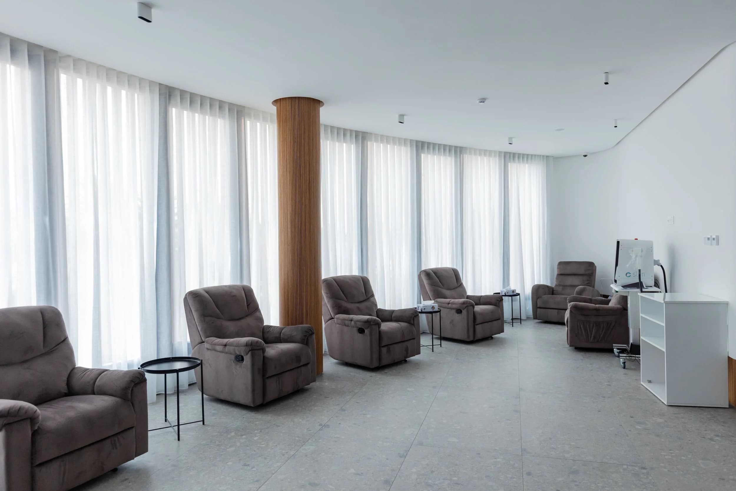 Espace de récupération avec fauteuils du Casablanca Eye Center